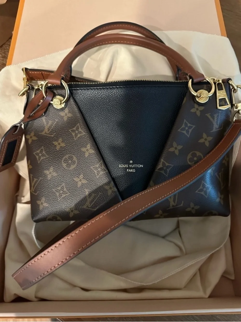 NEW Authentic Louis Vuitton V Tote BB Noir